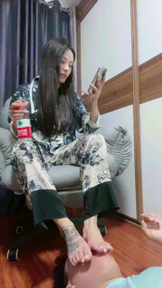 11111不知名美女虐狗坐肚子脚耳光口水