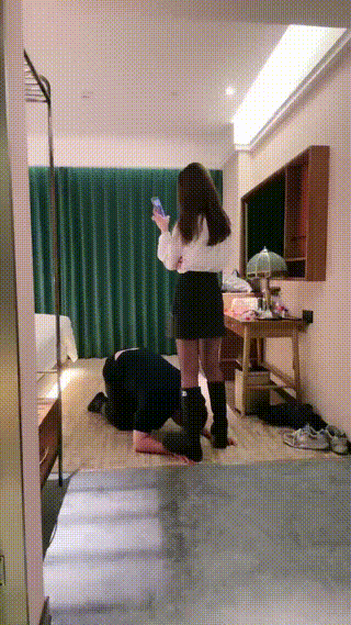 宸宸踢踹废物骑脖子