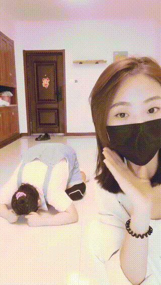 00000艾米丽在女M身上恋足小凌女神调教女奴舔脚踩踏