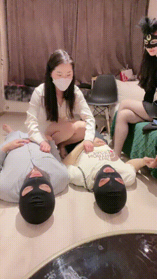 【晚晚S】素人闺蜜入圈-黑丝恋足转胯遛狗裸足深喉虐乳脚耳光 bf27023