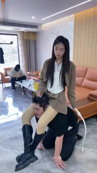 银儿双S暴力耳光踩踏骑马鞭打