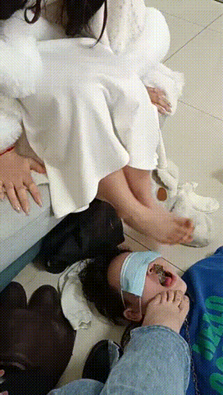 【调教视频】【爱可呀】双S-跪舔脏鞋底脚喂食吸味恋足 JS240117-6