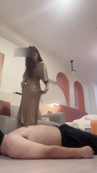 0000玉兔S调戏男M踩踏舔脚原味